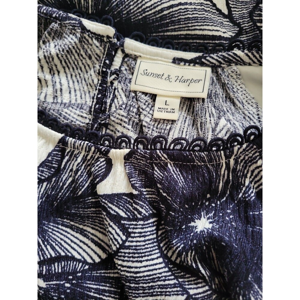 Sunset & Harper Blue Floral Short Sleeve Blouse Sz Large Bubble Hem Crochet Neck - Picture 13 of 15